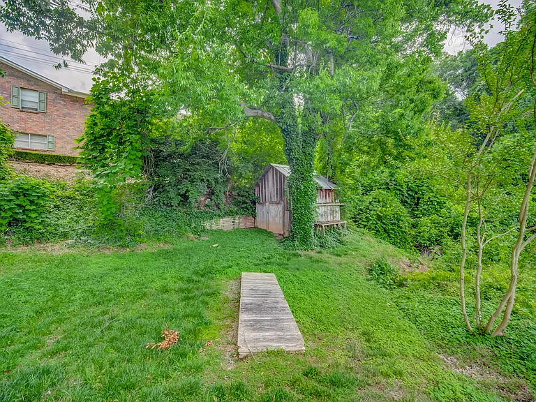 121 Brown St — Photo 40