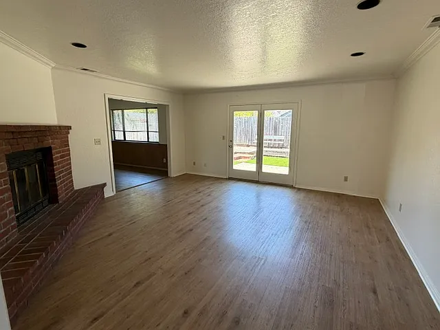144 Jeffrey Dr — Photo 3
