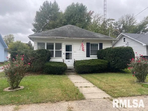 1213 N Maple St, Benton, IL 62812