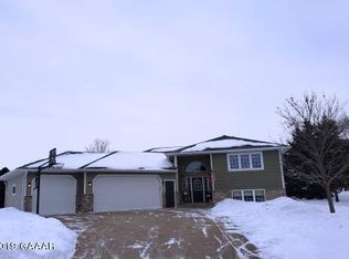 14 Riverside Rd, Morris, MN 56267