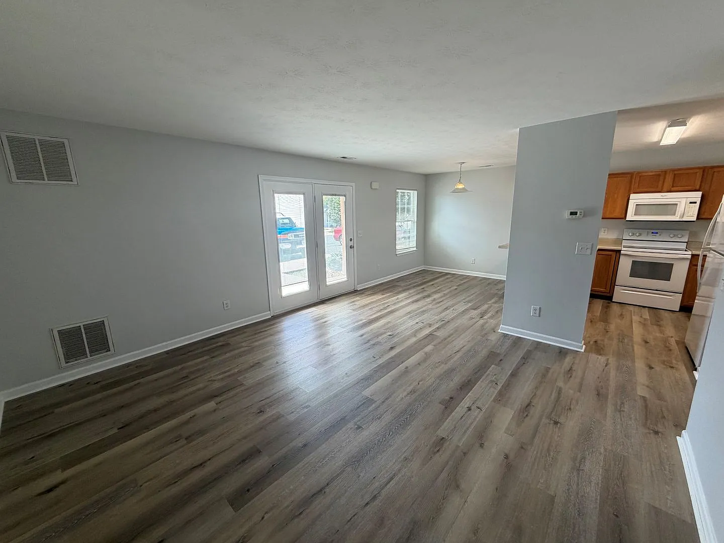 2 Bedroom, Freshly Painted, New LVP and Carpet! Fresh and Ready! — Photo 4