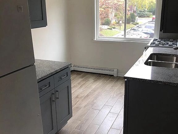 3rd image of 325 W Hawthorne Cir APT 6