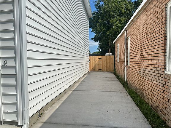 3rd image of 2050 Arbutus Ave