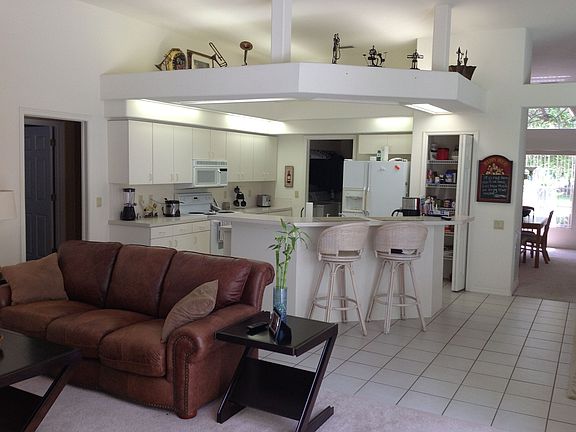 Kitchen w/Breakfast Bar