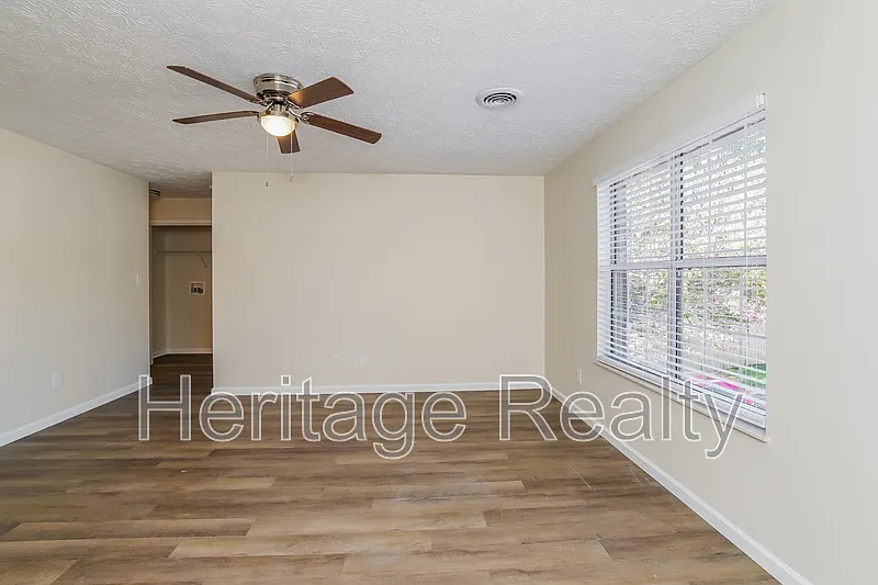 2 bed, 1.0 bath, 858 sqft, $1,300 — Photo 3