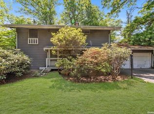 4 Redleaf Ln, Commack, NY 11725