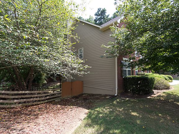 3rd image of 1081 Fountain Glen Dr