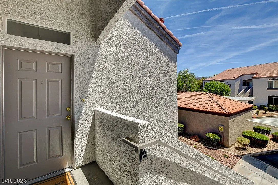 2 bed, 2.0 bath, 1042 sqft, $1,700 — Photo 2
