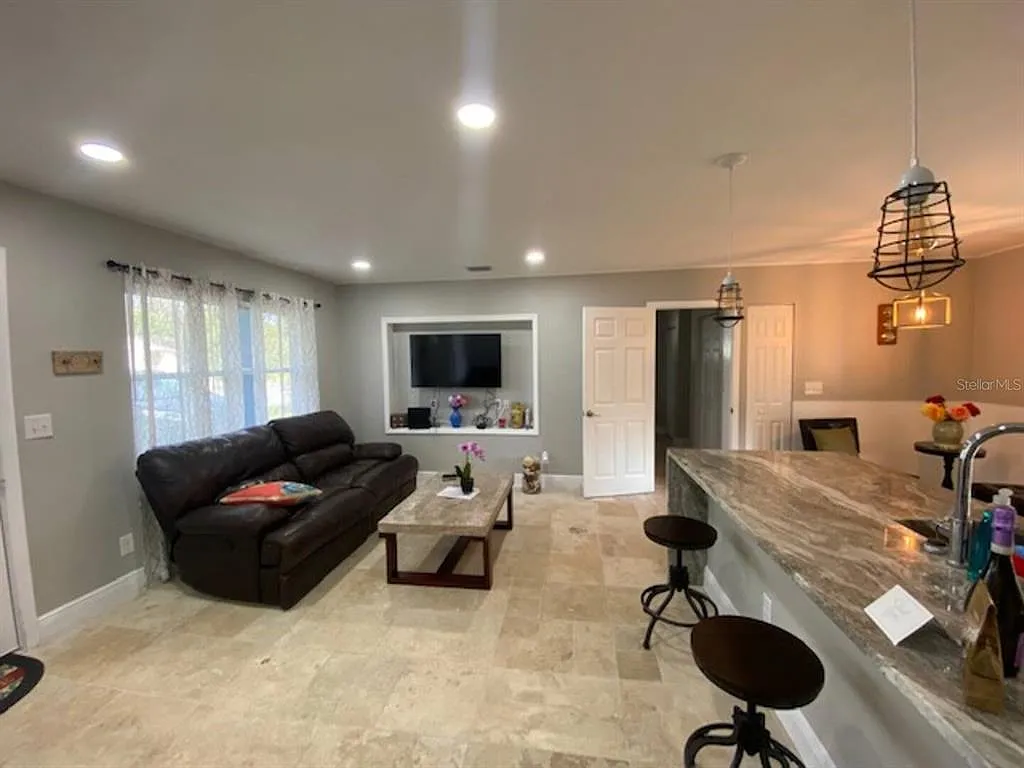 3 bed, 2.0 bath, 1408 sqft, $2,700 — Photo 3