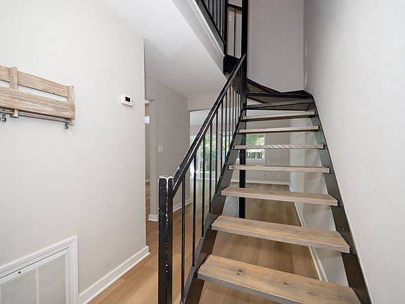 5th image of 220 Elizabeth St APT D9