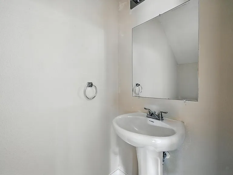 721 E College St — Photo 16