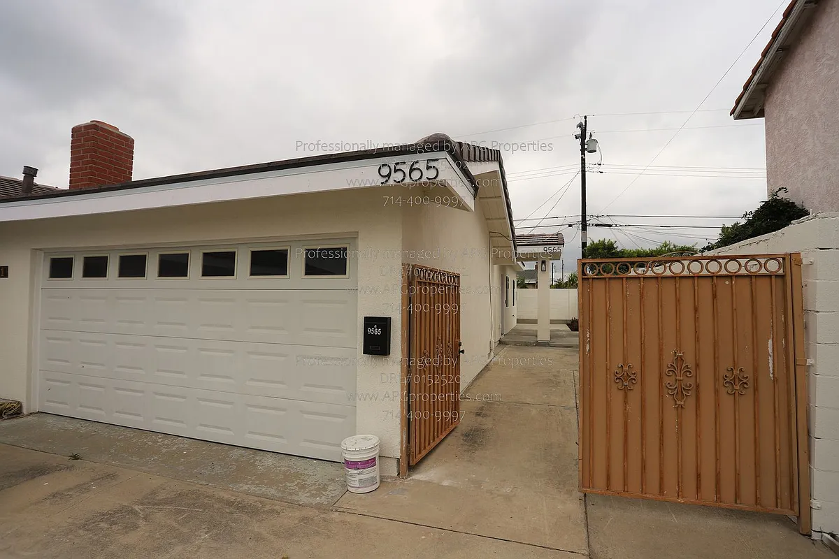 Building Photo - 9565 Mansor Ave