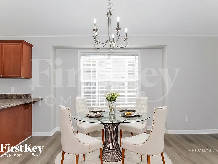 2218 Village Ln — Photo 6