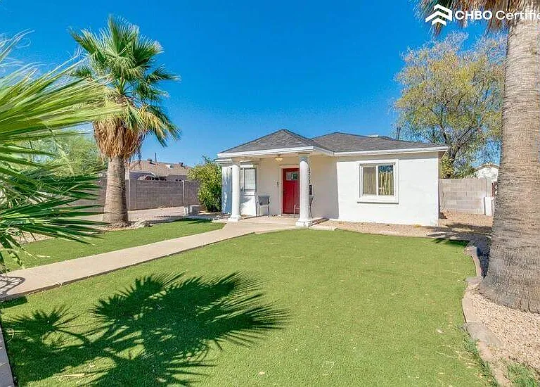 1715 N Whittier Dr — Photo 2
