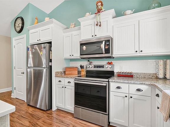 3rd image of 148 Penn Circle