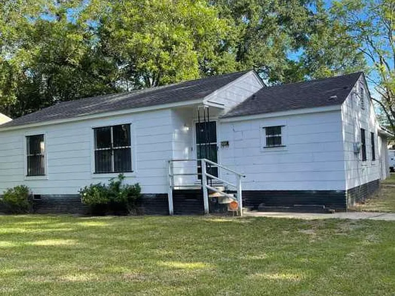200 Stillwood Dr — Photo 1