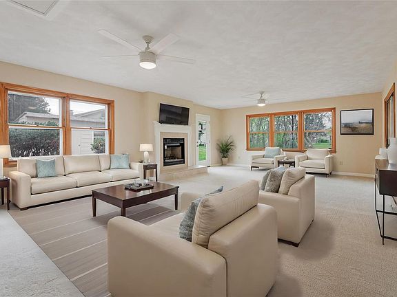 3rd image of 10833 Lavinia Dr