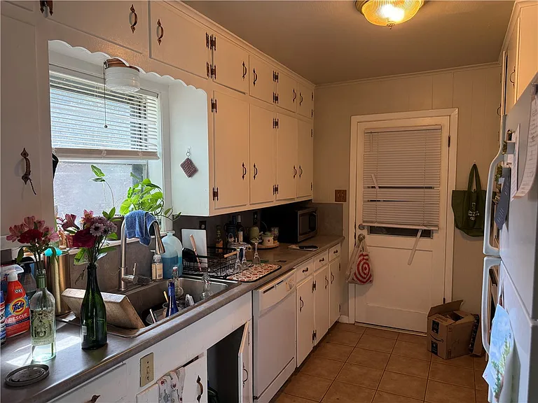 1403 Village Dr — Photo 6