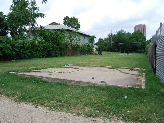 3rd image of 3910 Roseland Ave