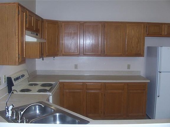4th image of 4815 Hollow Tree Dr