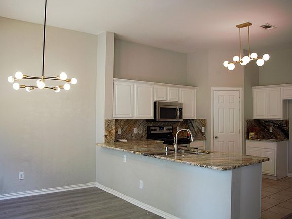 4th image of 1109 Oakcrest Dr