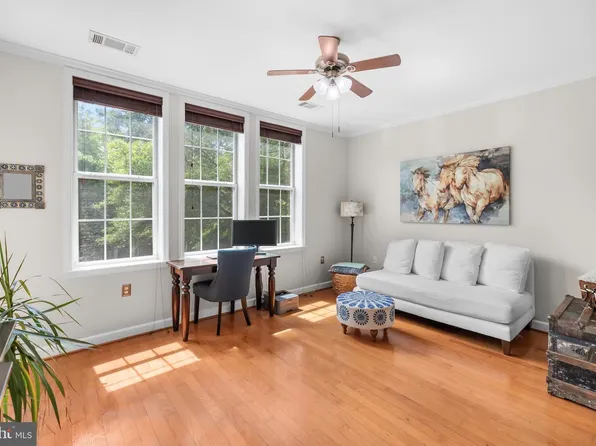 400 Cameron Station Blvd APT 126, Alexandria, VA 22304