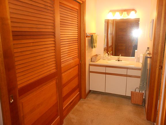 Master suite dressing area