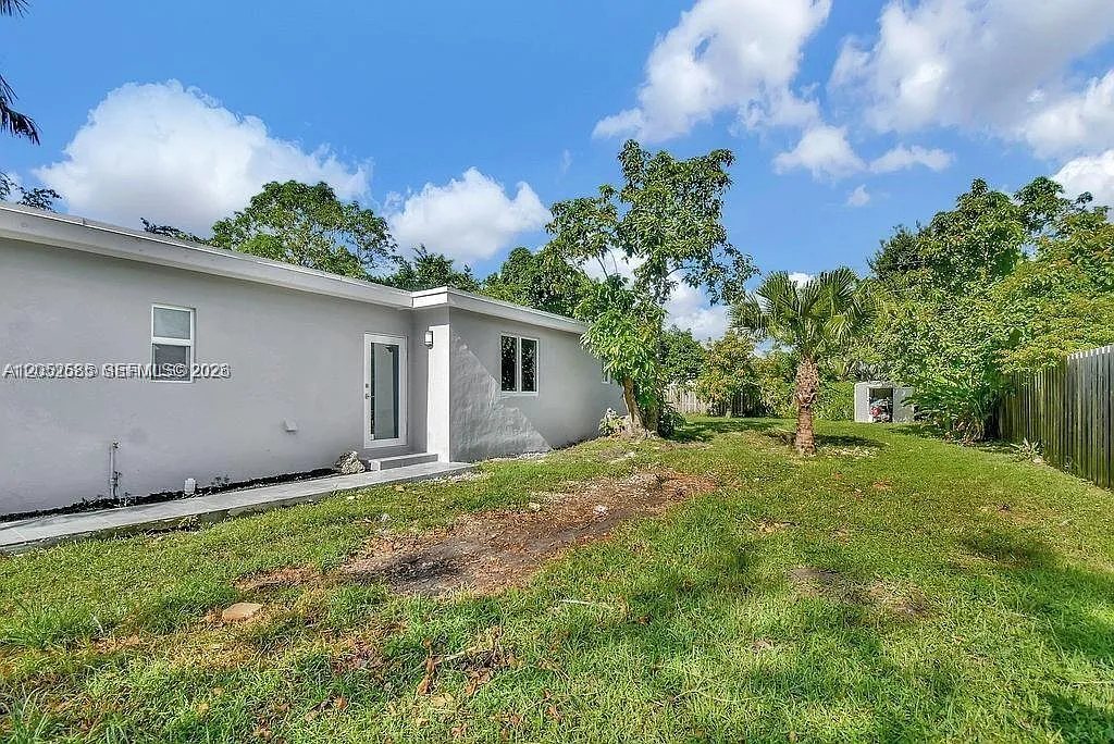 3 bed, 3.0 bath, 1359 sqft, $4,900 — Photo 3