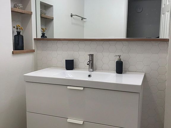 2nd image of 5349 Newcastle Ave APT 8