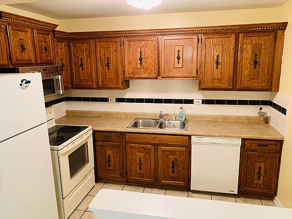5th image of 446 E Osage Ln APT 3B