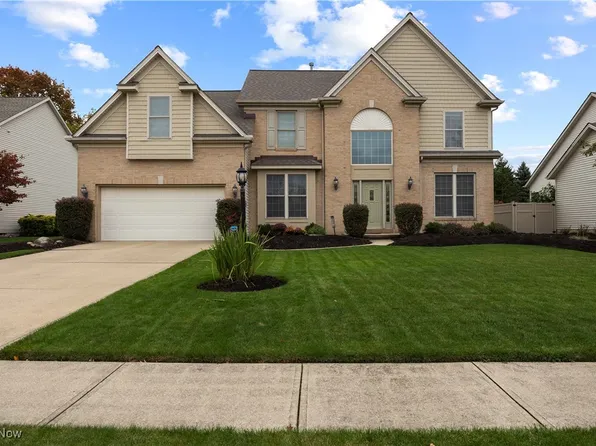 15379 Old Oak Dr, Strongsville, OH 44149