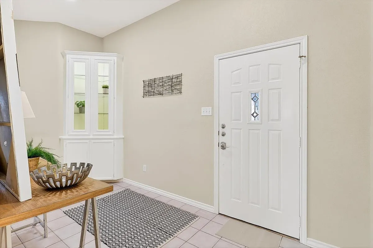 3 bed, 1975 sqft, $3,200 — Photo 3
