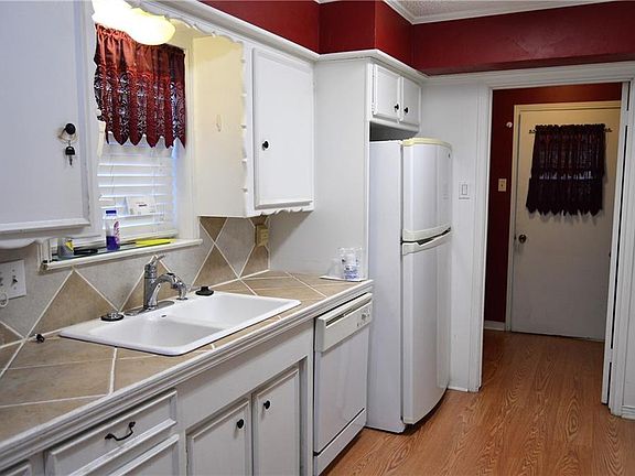 4th image of 2402 Garden Dr