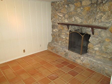 4th image of 1529 Coombs Dr