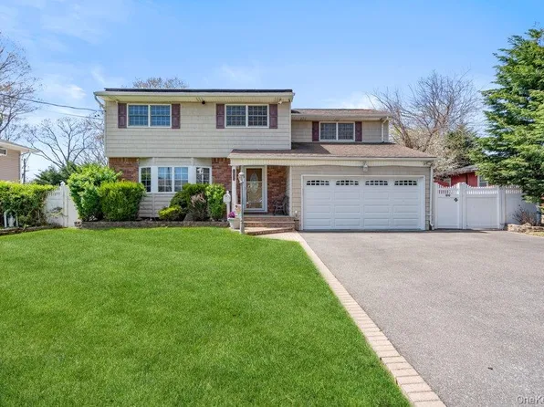 1300 Oak Avenue, West Islip, NY 11795