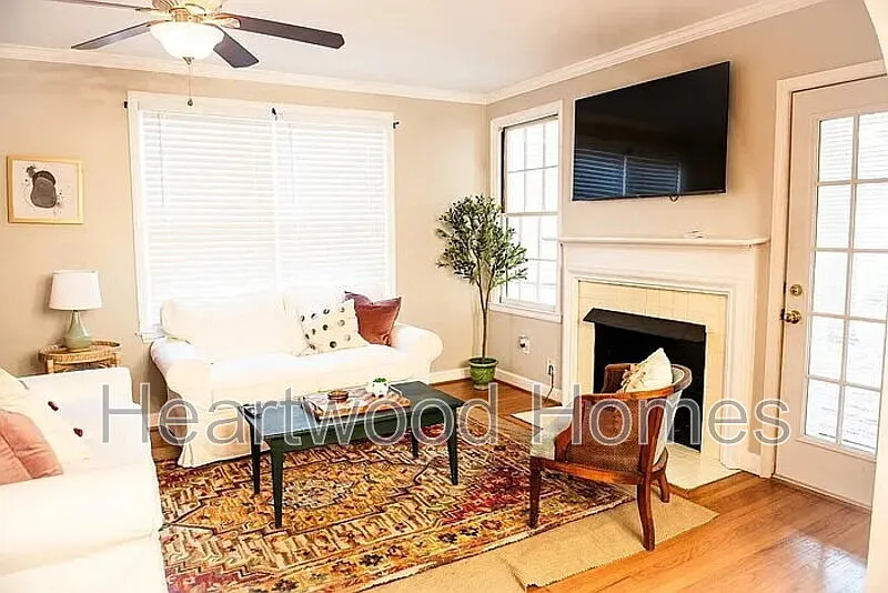 5 bed, 2.0 bath, 1833 sqft, $3,950 — Photo 3