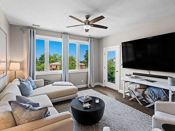 3rd image of 613 Randolph St #313