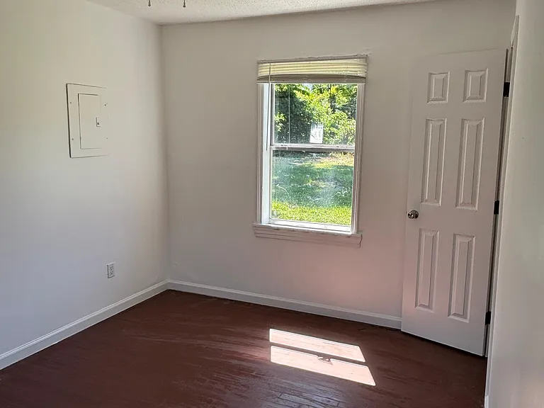 1489 E Waldorf Ave — Photo 3