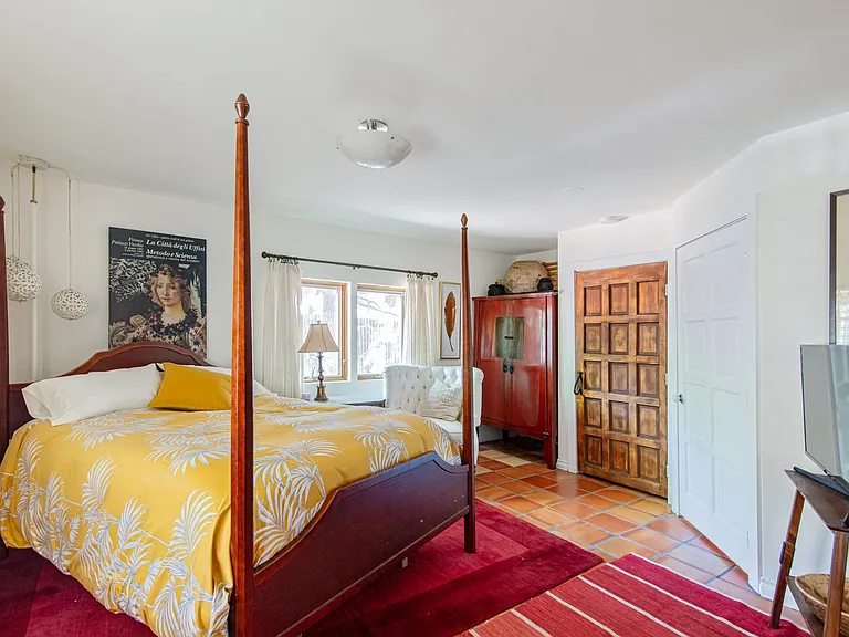 Bedroom / Queen Bed