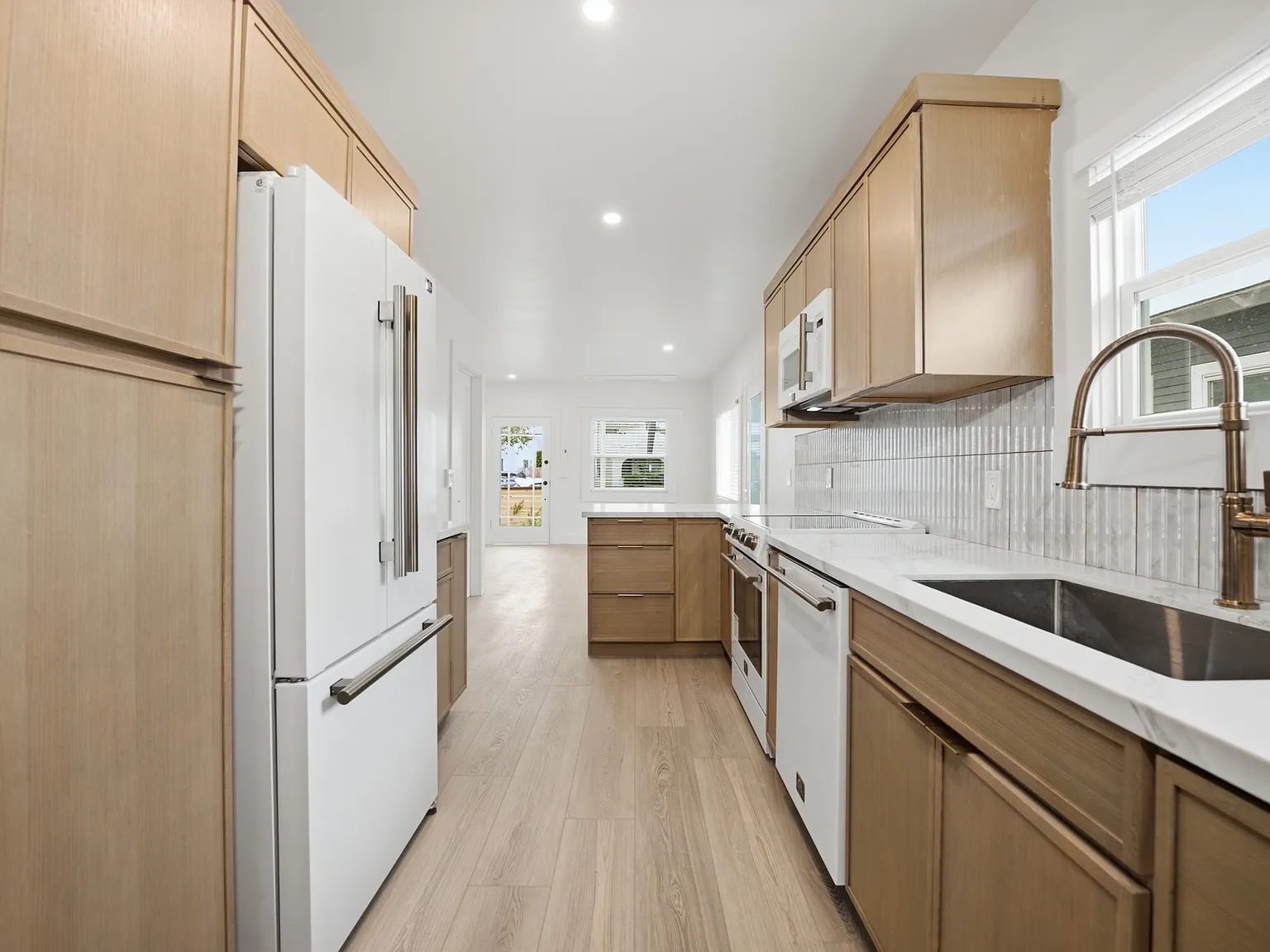 2 bed, 900 sqft, $3,900 — Photo 4