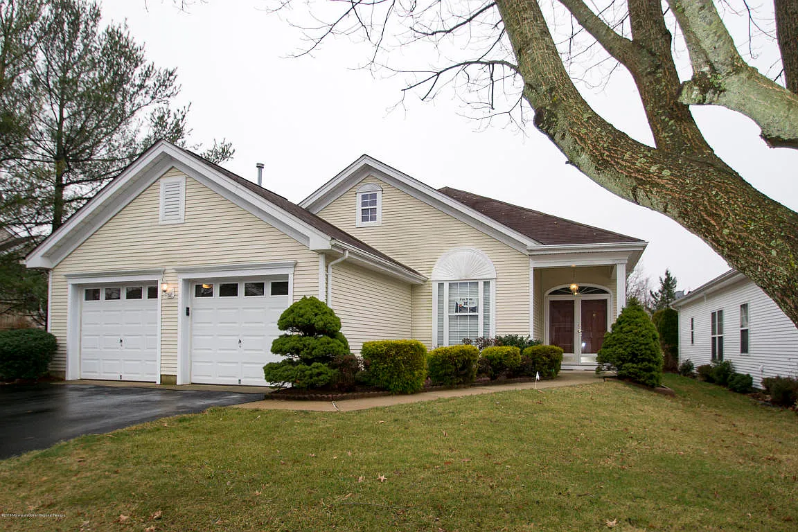 2 Bellflower Dr photo 1