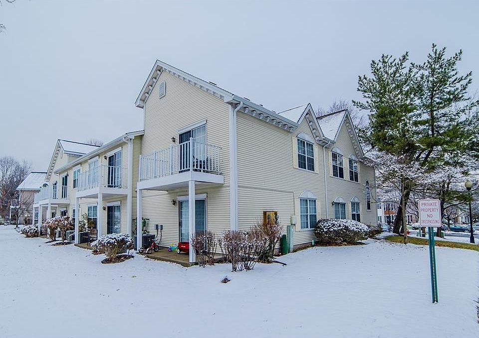 2nd image of 48 Edward Dr #202