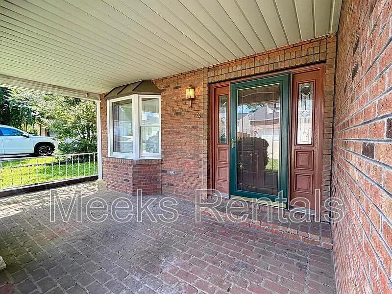 3 bed, 2.0 bath, 2032 sqft, $2,250 — Photo 2