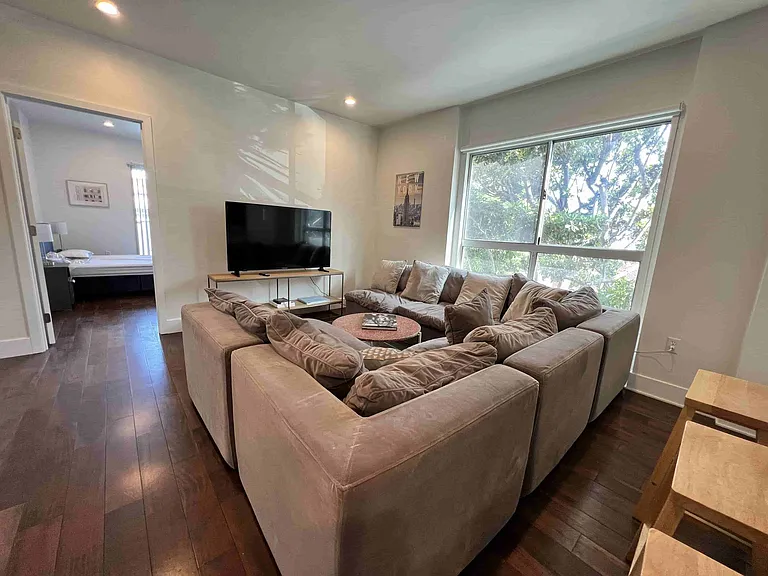 1747 N La Brea Ave — Photo 12