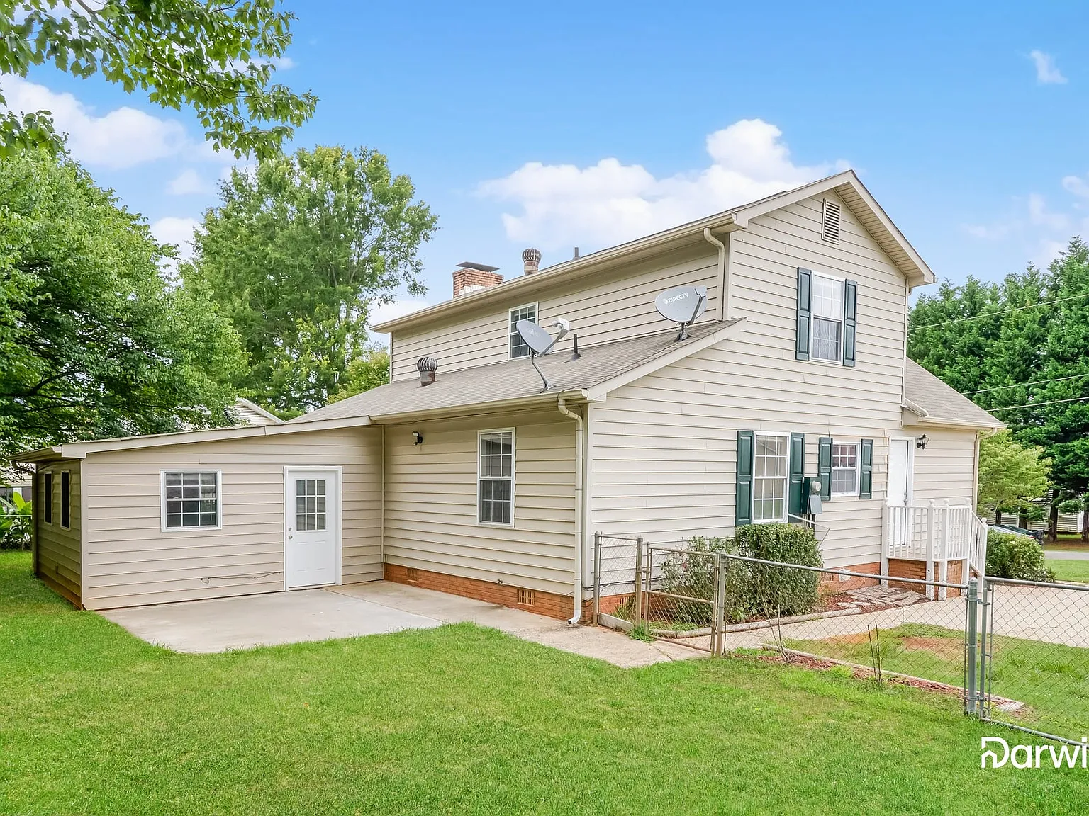 3 bed, 2.0 bath, 2128 sqft, $2,090 — Photo 2