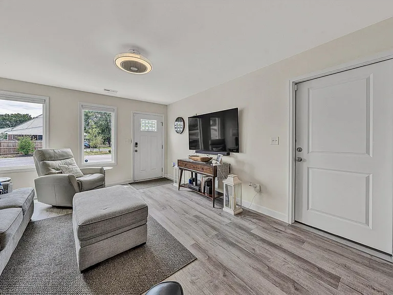 140 W Calhoun St — Photo 15