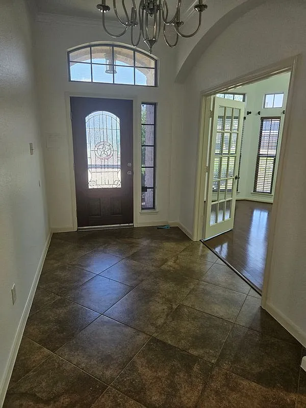 4 bed, 2.0 bath, 2831 sqft, $3,000 — Photo 3