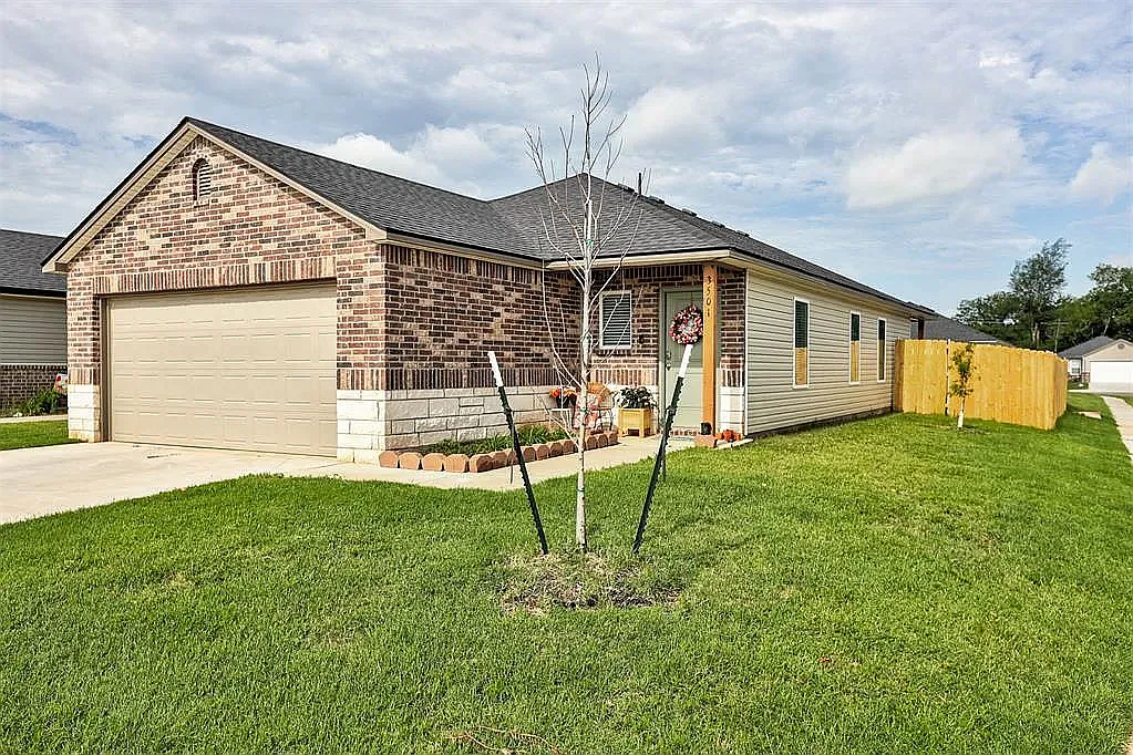 3 bed, 1376 sqft, $2,000 — Photo 1