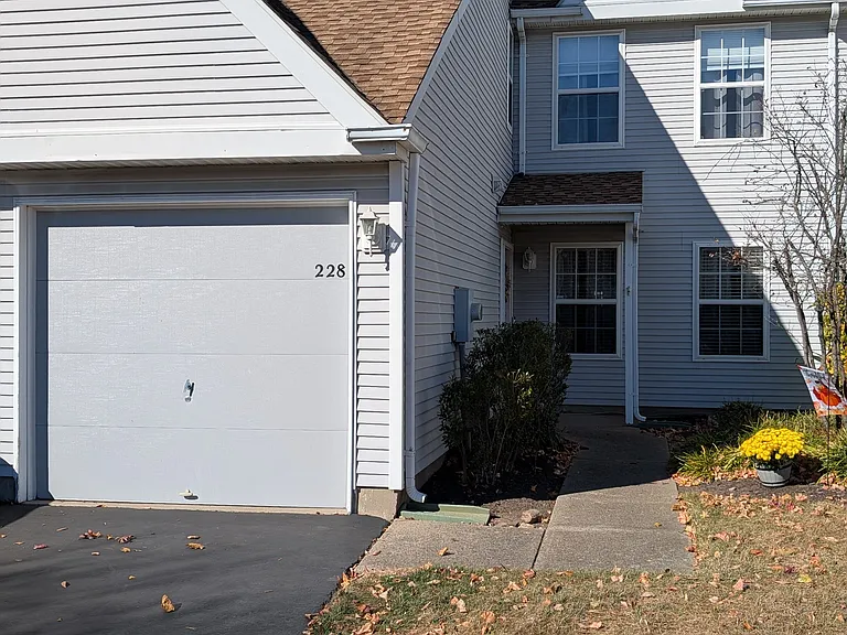 228 Birch Hollow Dr — Photo 1