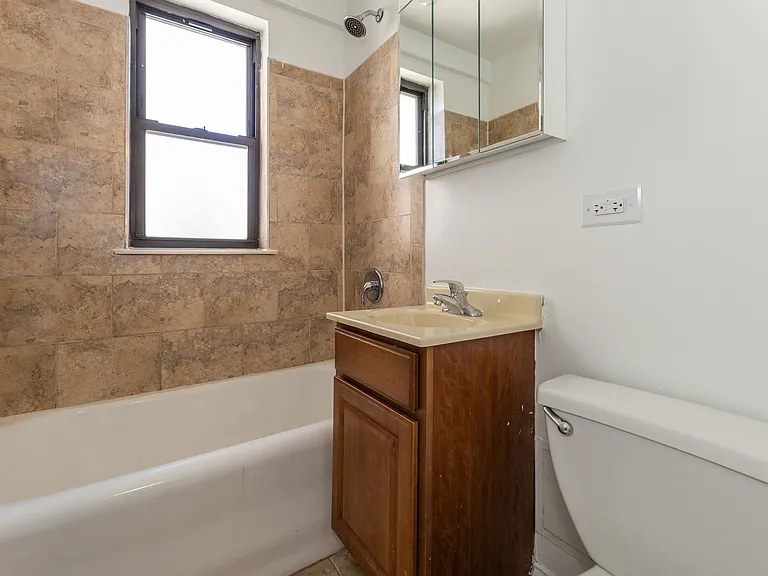 211 E. Delaware — Photo 11